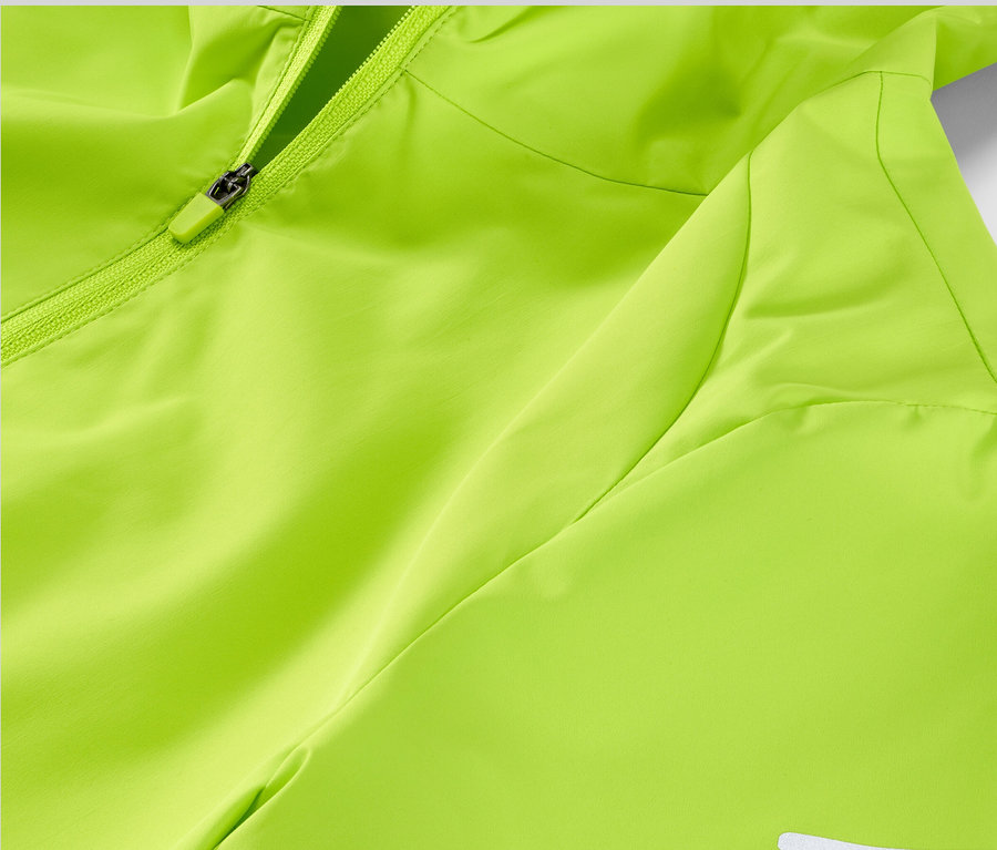Détail de la veste de course coupe-vent vert fluo.