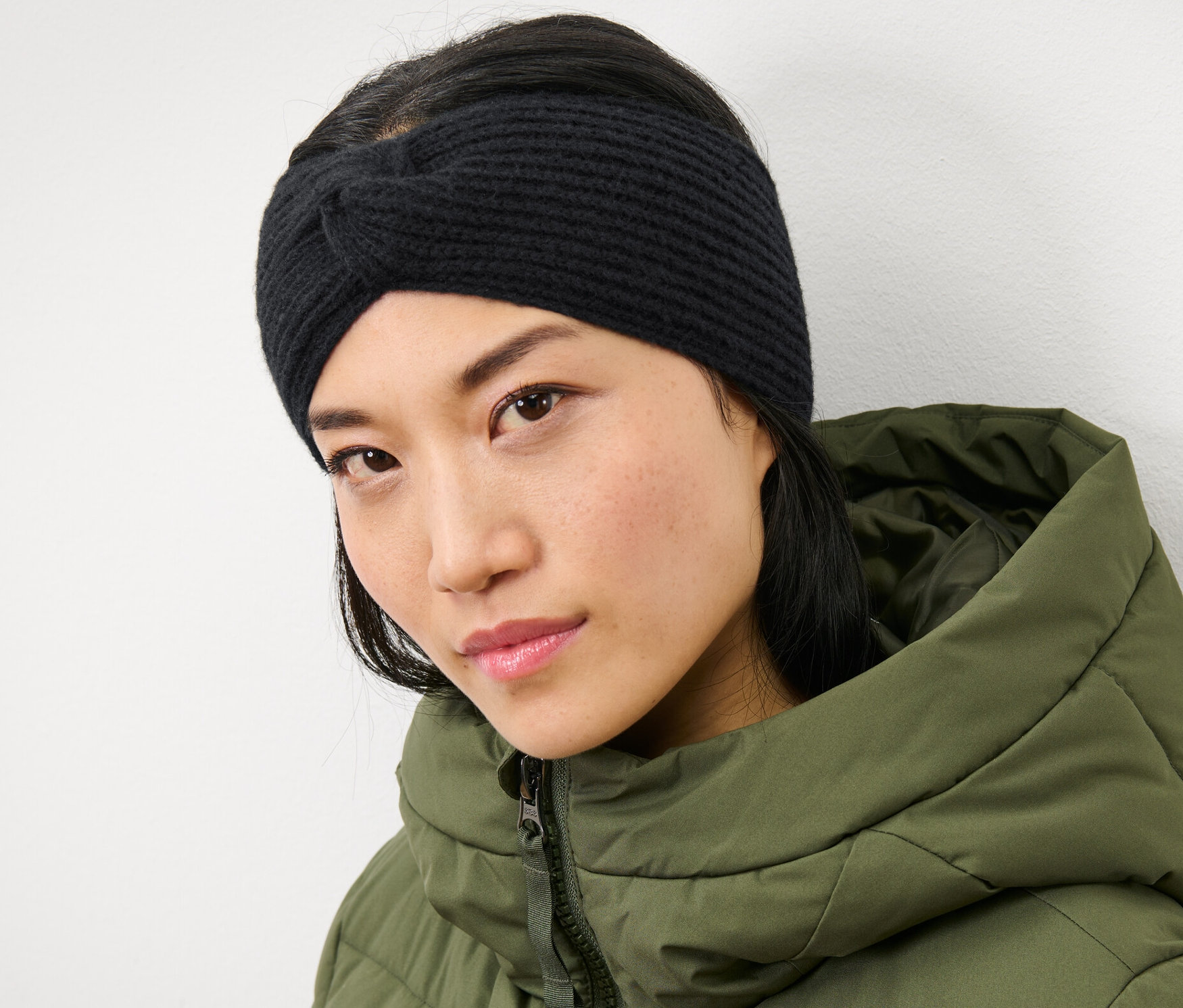 Femme portant un bandeau en maille noir.