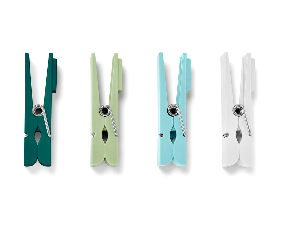 Quatre aimants pour réfrigérateur en vert, vert clair, bleu et blanc.