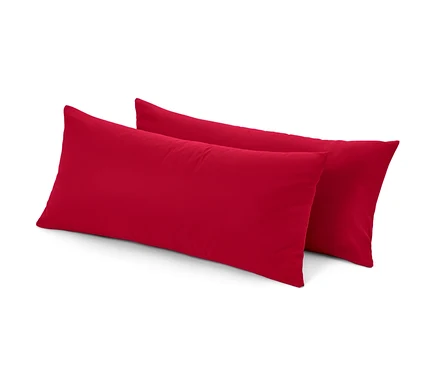Deux taies d’oreiller en microfibre et flanelle rouges sont posées l’une sur l’autre.