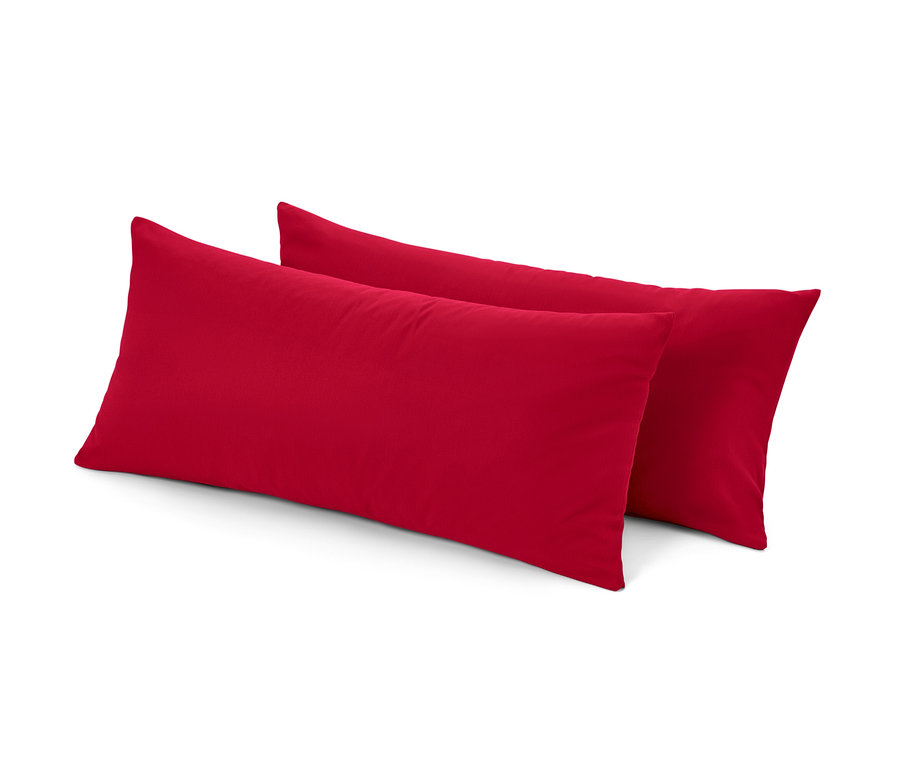 Deux taies d’oreiller en microfibre et flanelle rouges sont posées l’une sur l’autre.