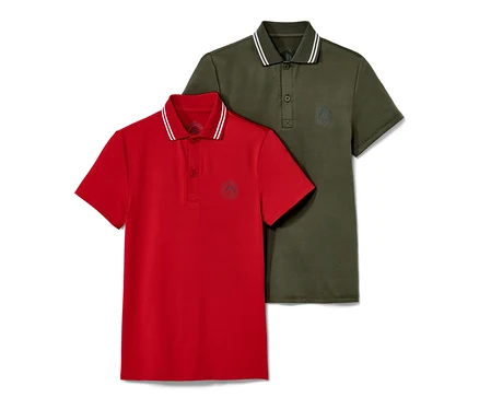 Deux polos fonctionnels pour enfant : un rouge et un vert olive.