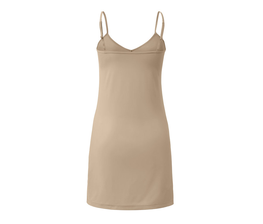 Fond de robe beige à bretelles fines.