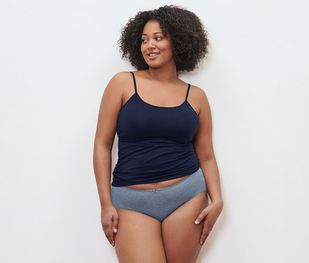 Femme posant en caraco et culotte.