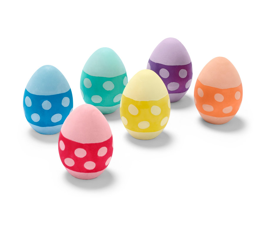 Six craies d'extérieur colorées en forme d'oeufs avec des points.