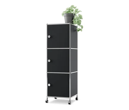 Caisson en métal à roulettes « CN3 » avec 3 portes, noir. Un caisson noir en métal à roulettes avec trois portes et une plante en pot sur le dessus.