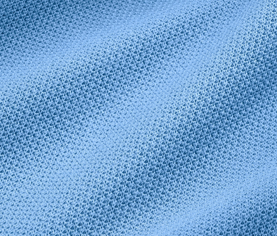 Détail d'une blouse structurée bleu clair.