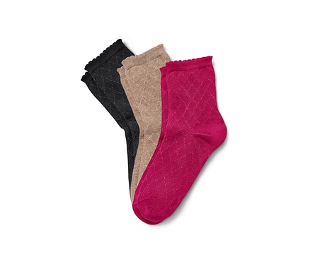 Trois paires de chaussettes avec fil scintillant en noir, marron clair et rouge framboise.