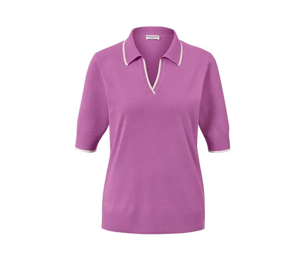 Polo en maille fine violet avec bordure blanche.