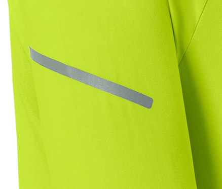 Détail d'un t-shirt technique manches longues vert fluo avec une bande réfléchissante.