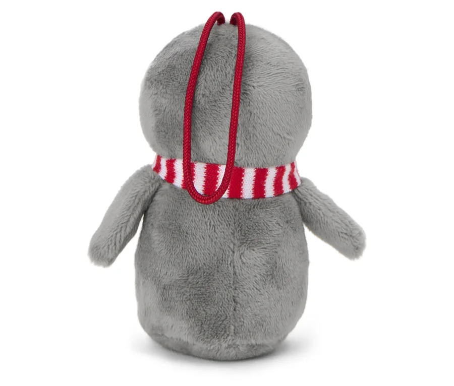 Peluche grise en forme de pingouin avec une écharpe rouge et blanche et une ficelle rouge sur le dessus.