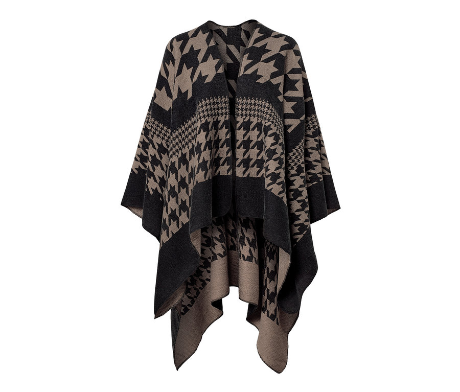Un poncho à motif pied-de-poule.