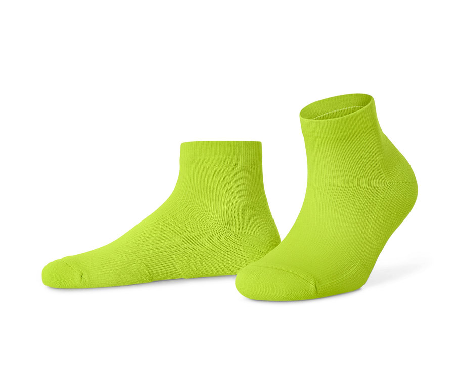 Deux paires de chaussettes de sport courtes.