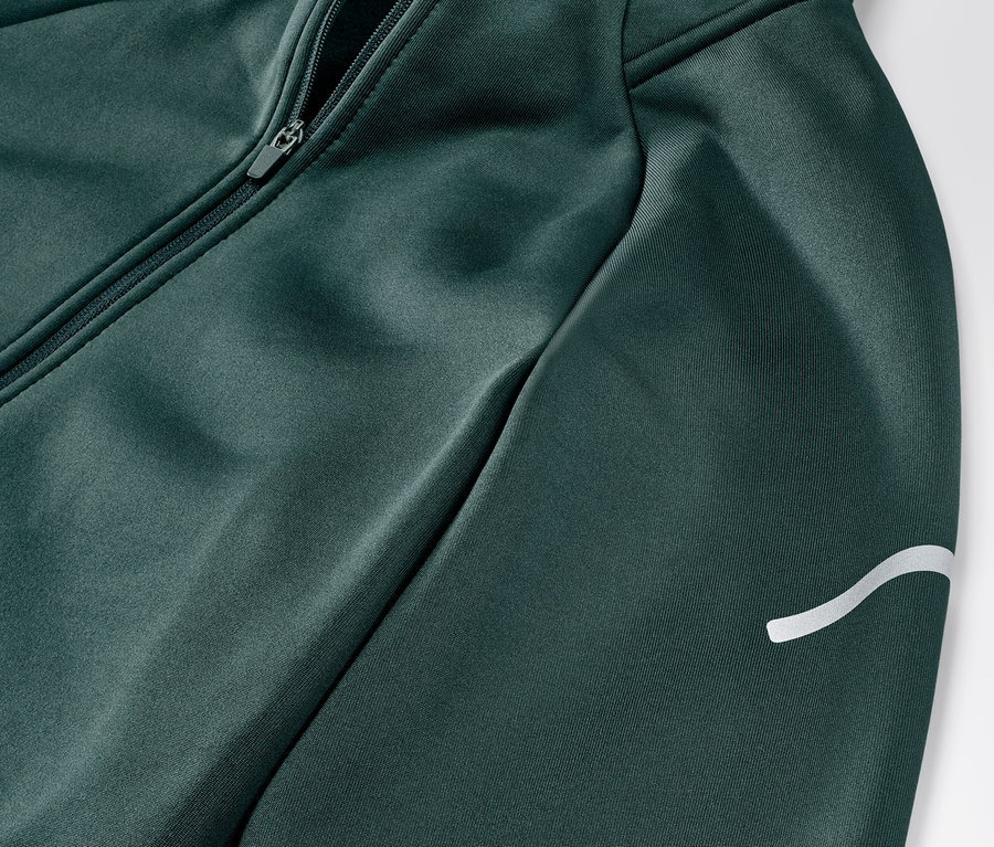 Gros plan sur une veste thermique vert foncé avec fermeture éclair et logo blanc.