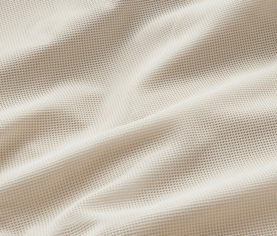 Gros plan sur une veste de sport coupe-vent crème.