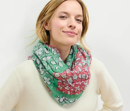 Femme portant un foulard loop imprimé.