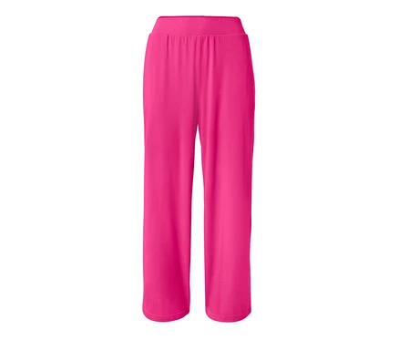 Un pantalon jersey rose sur fond blanc.