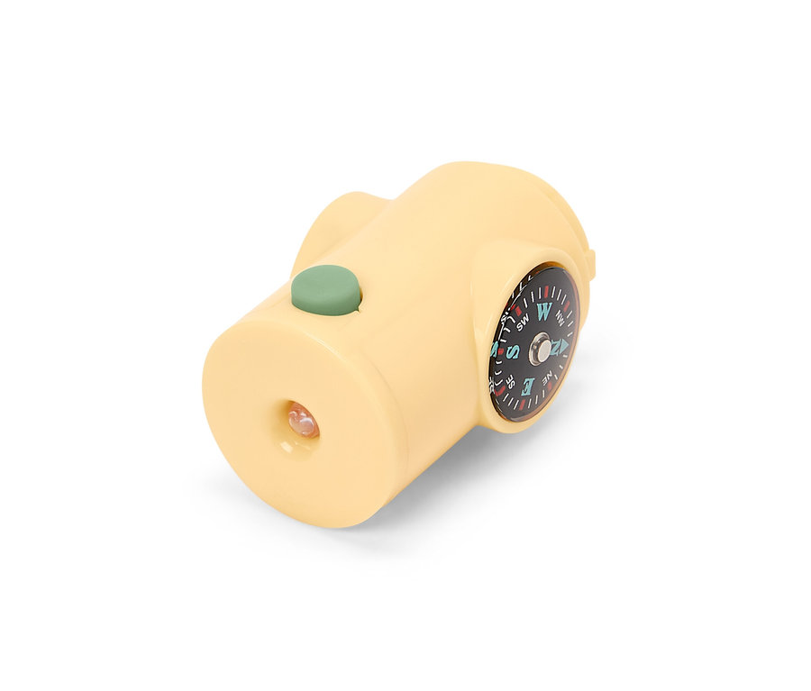 Outil compact jaune pour l'extérieur avec une boussole et un bouton vert sur fond blanc.