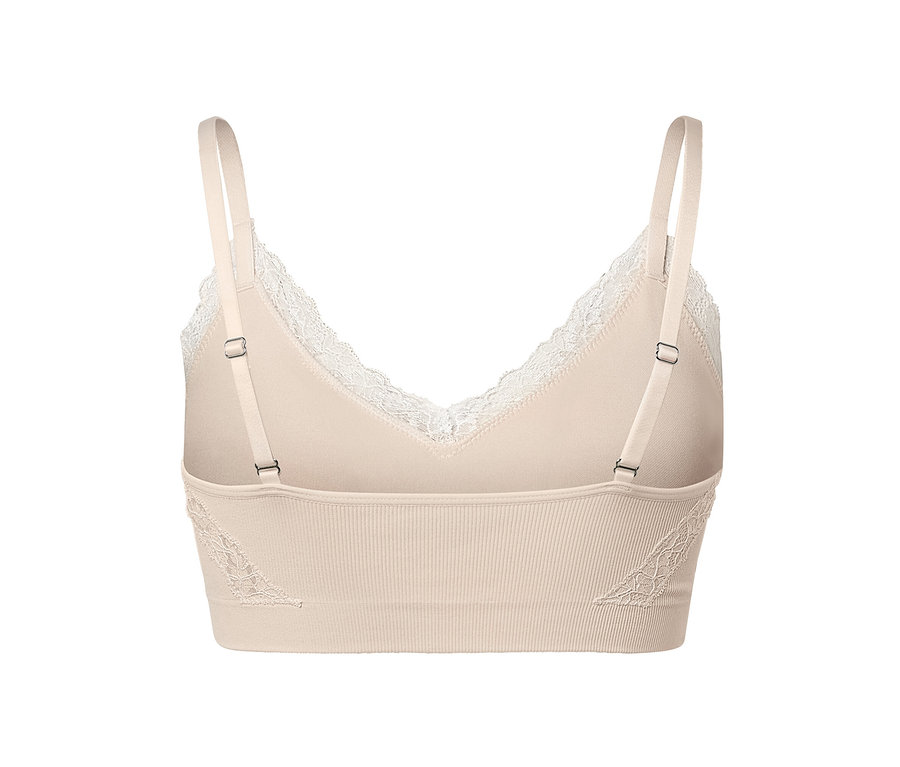 Détail d'une brassière seamless crème avec dentelle.