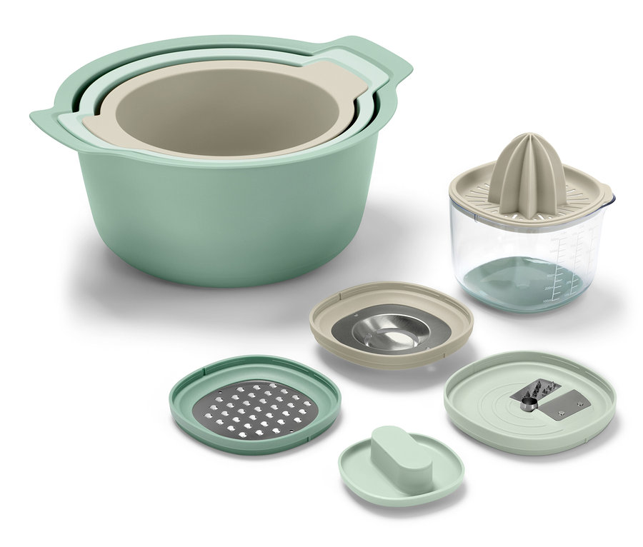 Ensemble de cuisson et de préparation: Trois bols vert clair, un presse-agrumes, une râpe et d'autres ustensiles de cuisine.