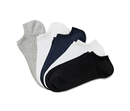 Gros plan de cinq paires de socquettes de sport basiques.