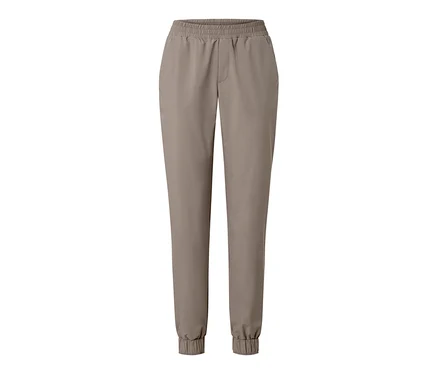 Un pantalon fonctionnel beige.