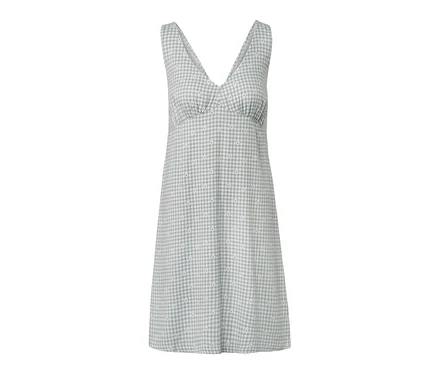 Une chemise de nuit tissée à carreaux avec un imprimé floral.