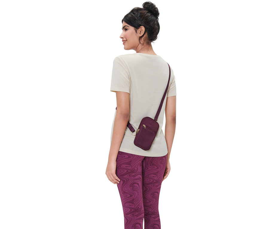 Femme portant un sac à bandoulière marron.