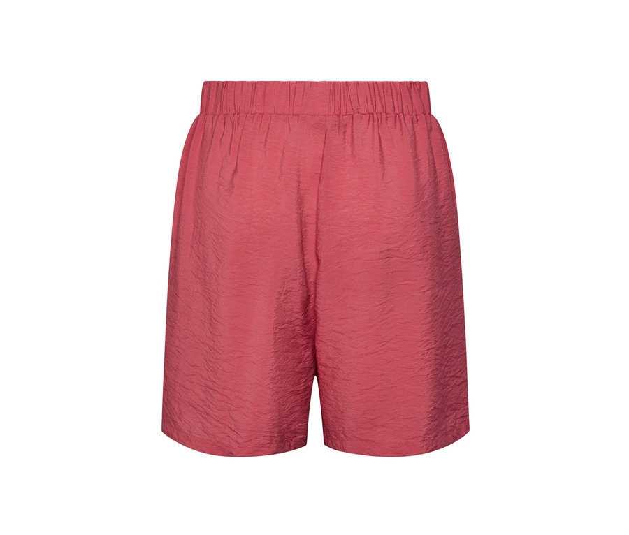 Short framboise avec taille élastique.