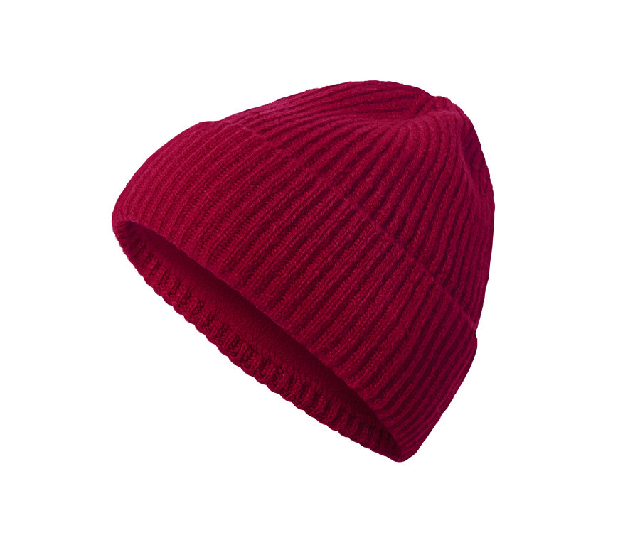 Un bonnet en maille rouge.