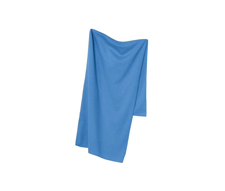Une serviette de sport rafraîchissante bleu ciel est suspendue.