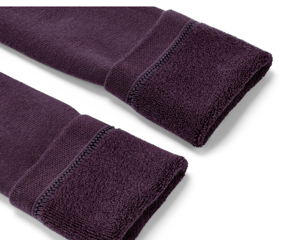 Gros plan sur les extrémités de deux leggings thermiques pour enfant, rose baie.