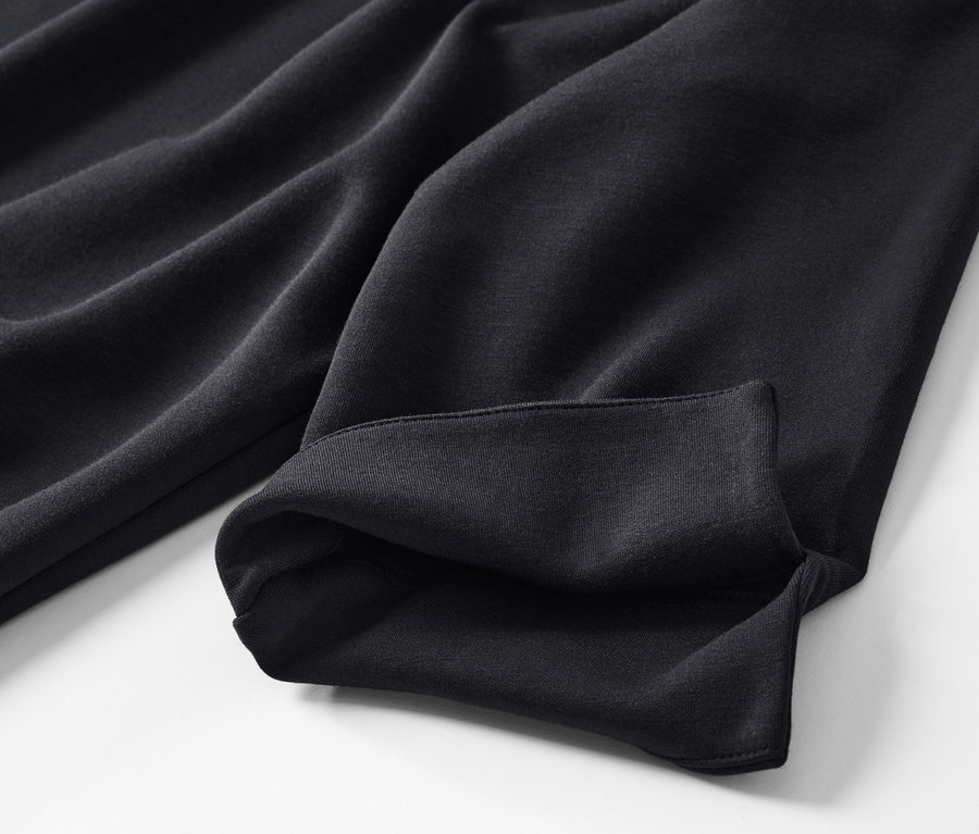 Gros plan sur une robe en sweat noire en mélange de modal.