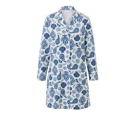Chemise de nuit avec motif bleu de coquillages et de cachemire.