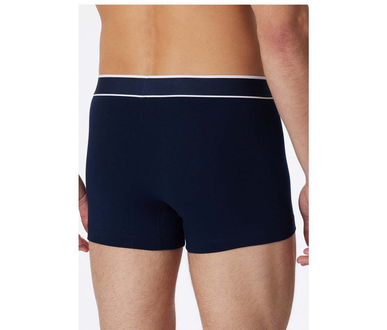 Vue de dos d'un homme portant un short SCHIESSER bleu foncé avec une ceinture blanche et une fine bande blanche.