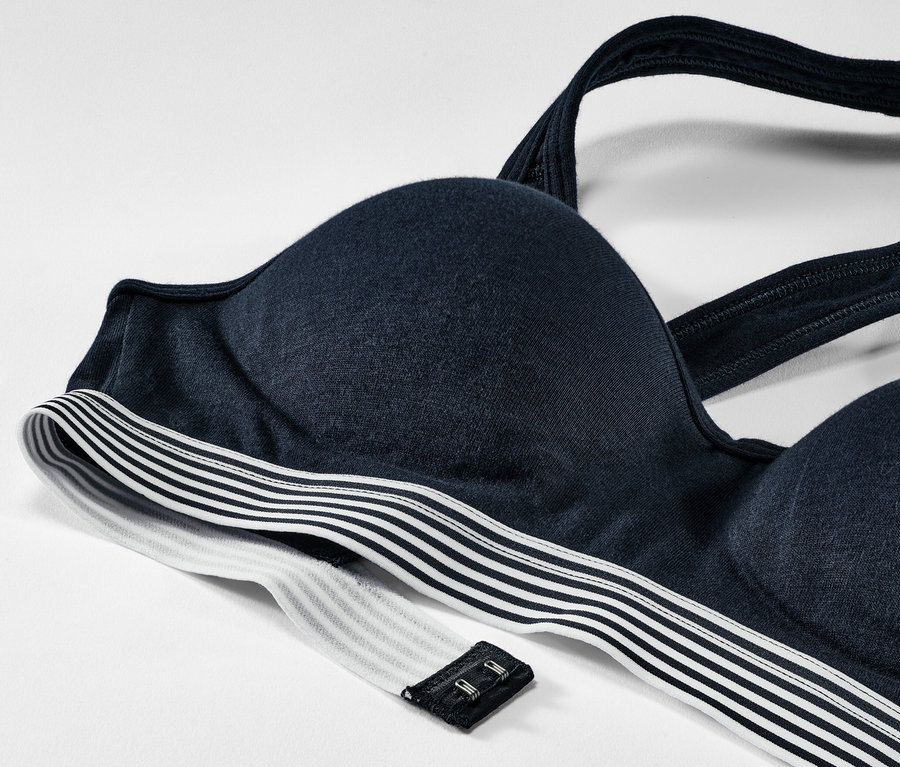 Vue détaillée d'un soutien-gorge bleu à coques avec dos nageur sur fond blanc.