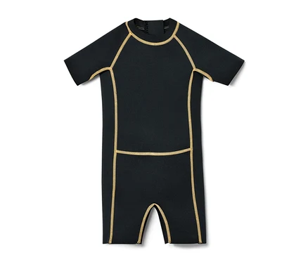 Combinaison de bain en néoprène noire pour enfant, à manches courtes et coutures jaunes.