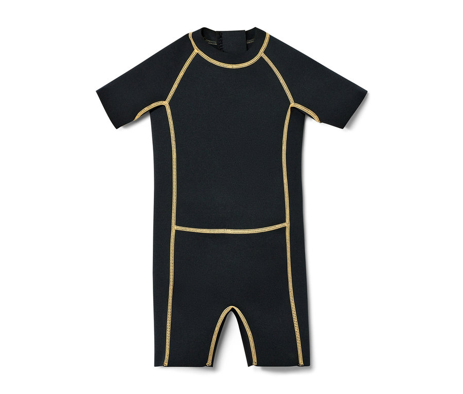Combinaison de bain en néoprène noire pour enfant, à manches courtes et coutures jaunes.