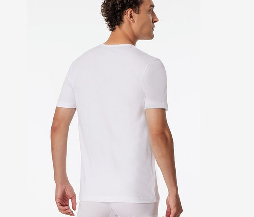 Un homme vu de dos porte un 2 t-shirts SCHIESSER en coton bio, blanc.