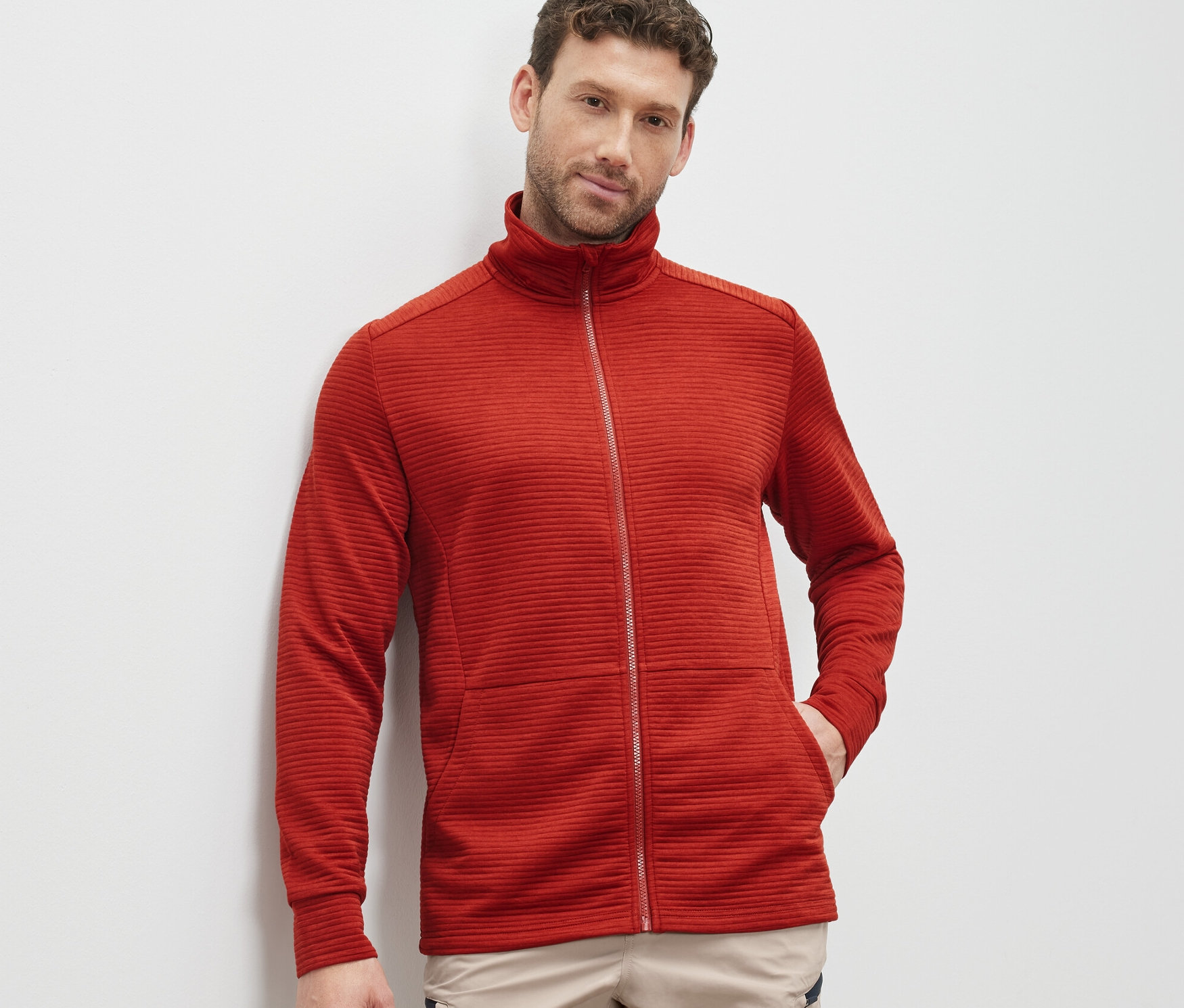 Un homme portant une veste fonctionnelle rouge.