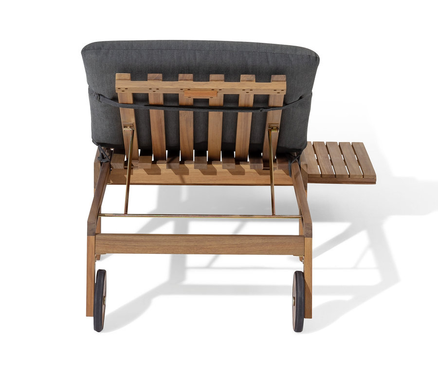 Vue arrière d'une chaise longue de jardin en bois avec un coussin gris. Chaise longue extensible « Tinus » avec matelas de qualité supérieure.