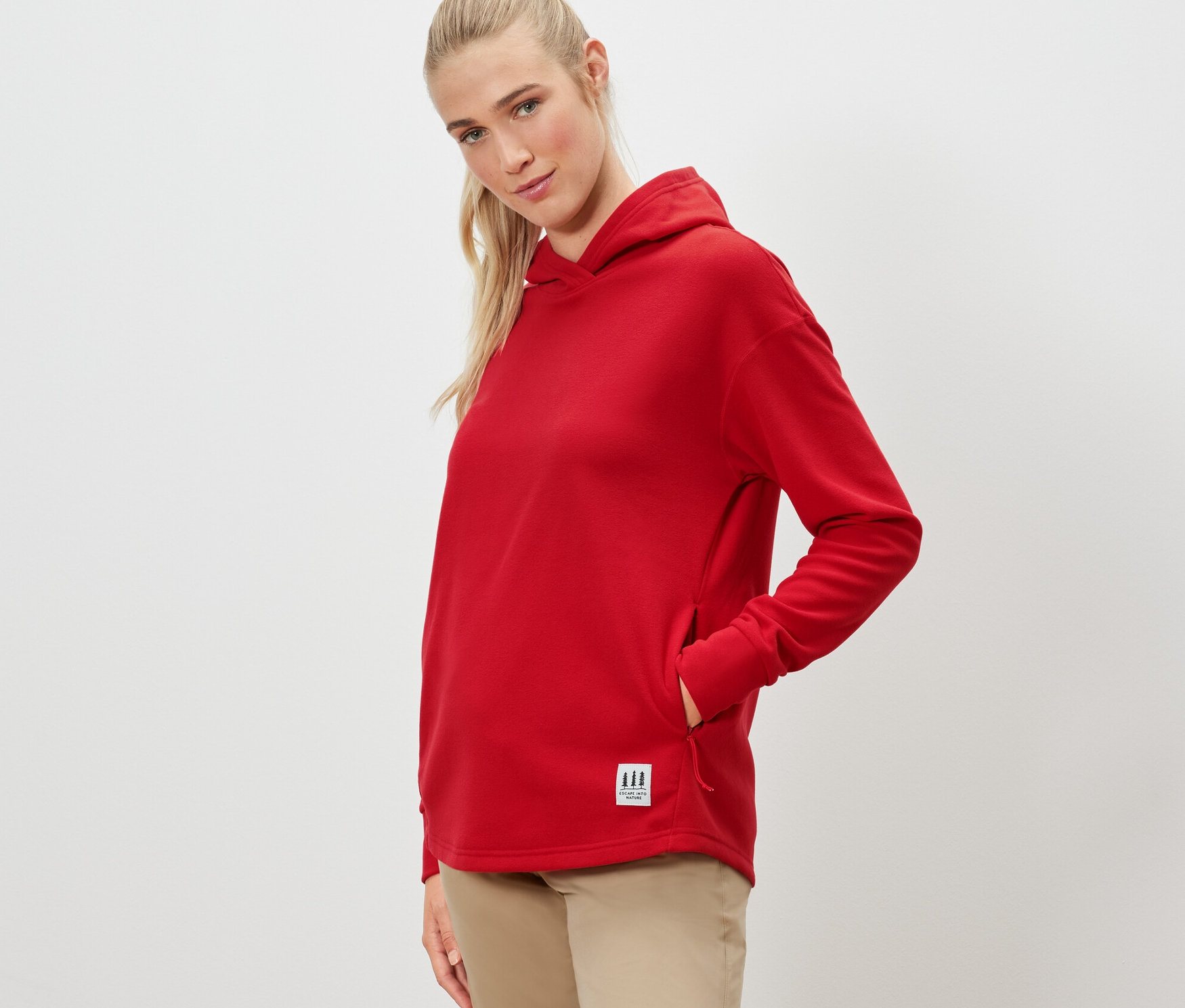 Femme portant un pull outdoor rouge.