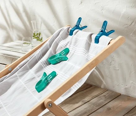 Sur un transat, il y a 4 pinces à linge.