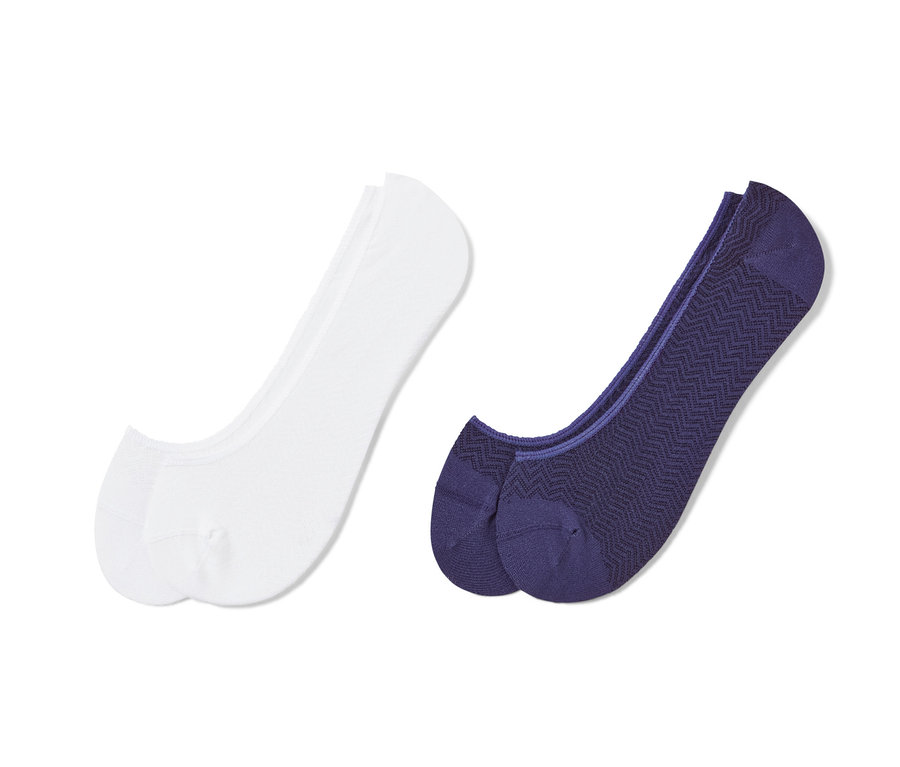Deux paires de socquettes : une paire blanche et une paire bleu foncé à motif.