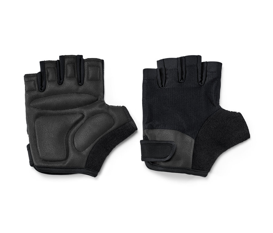 Deux gants de fitness noirs sont posés l'un à côté de l'autre.