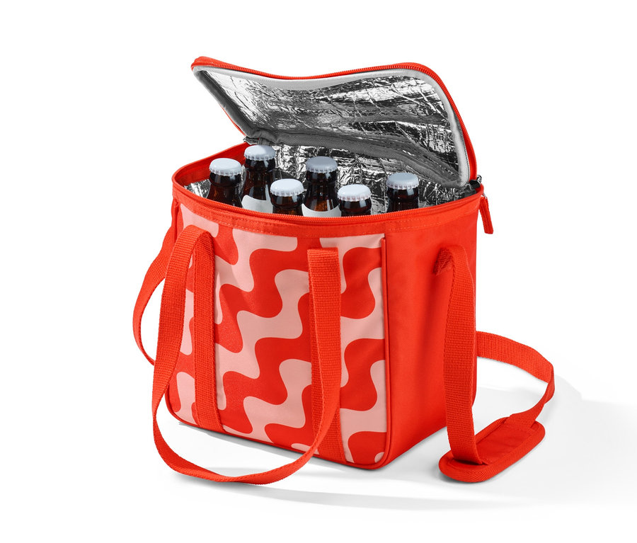 Petite glacière ouverte rouge avec un motif blanc, remplie de bouteilles.
