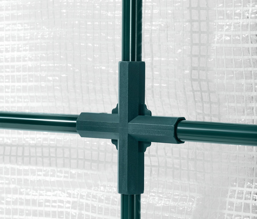 Détail de la structure verte d'une serre de protection à adosser avec un filet blanc en arrière-plan.