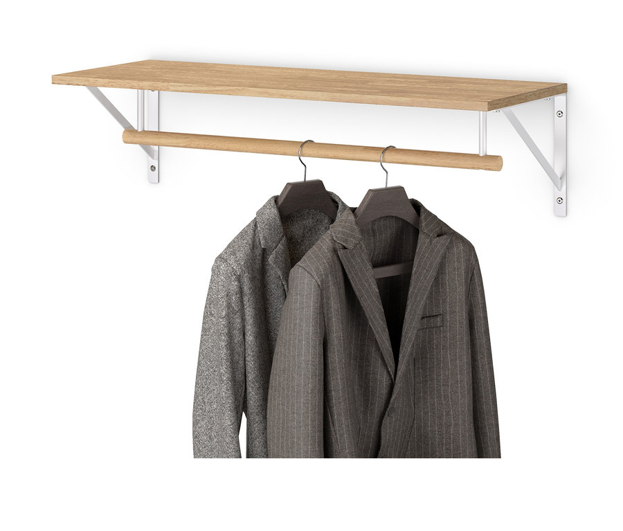 Deux vestes sont suspendues à un porte-manteau.