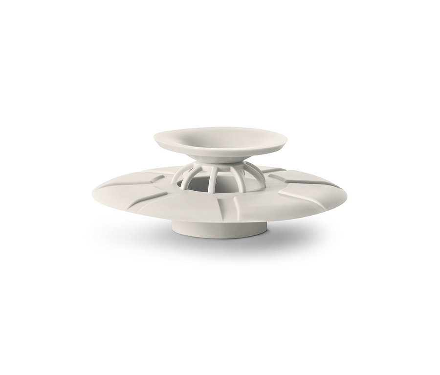 Un tamis et un bouchon d'évier blancs sur fond blanc.