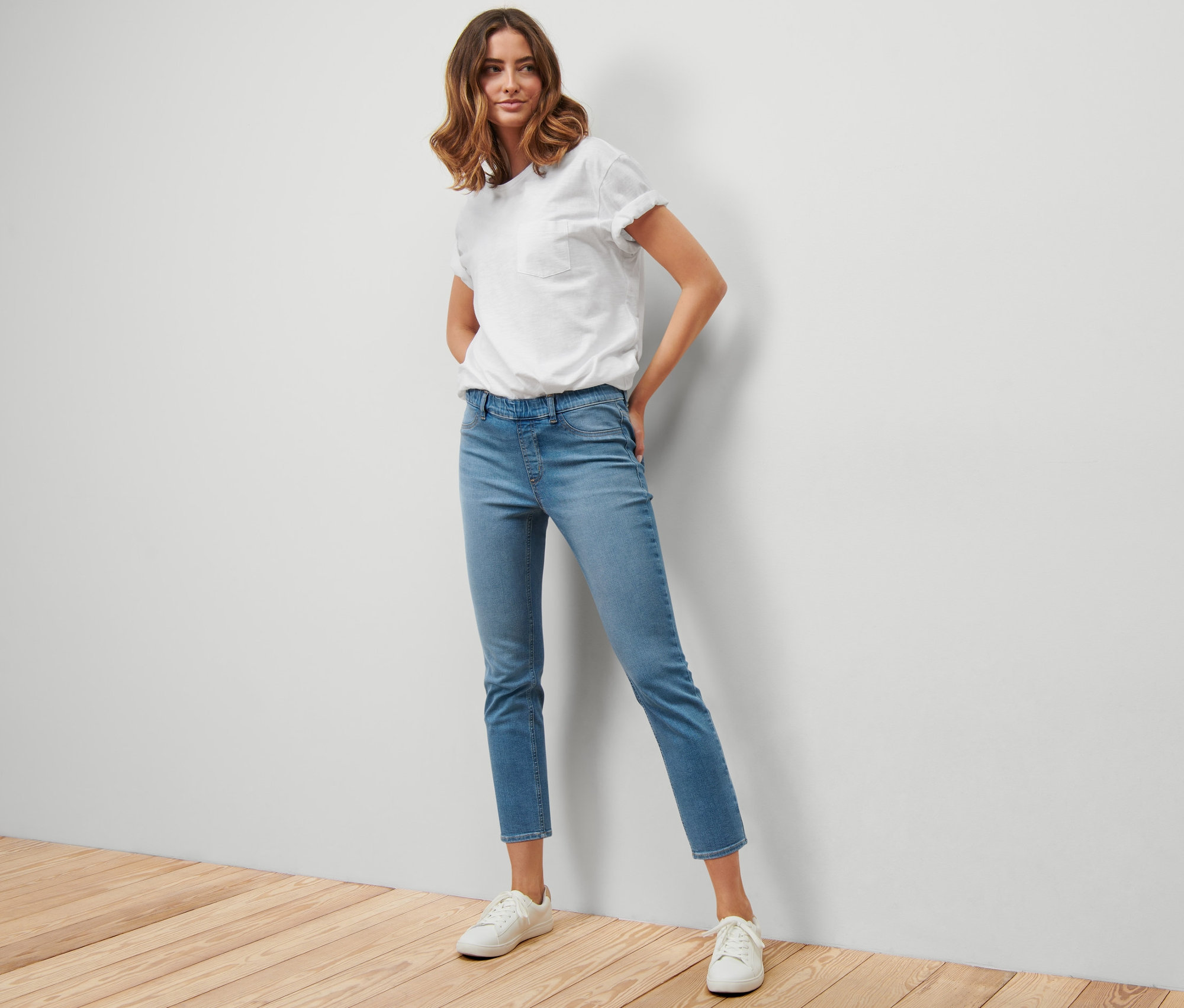 Femme posant en tregging 7/8 – Fit « Nelly » avec un t-shirt blanc et des baskets blanches.